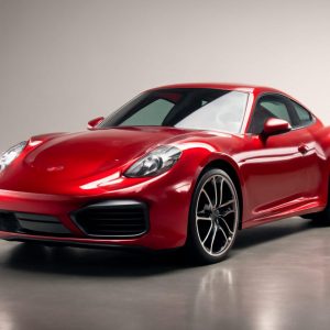 Блестящий спортивный автомобиль после предпродажной подготовки